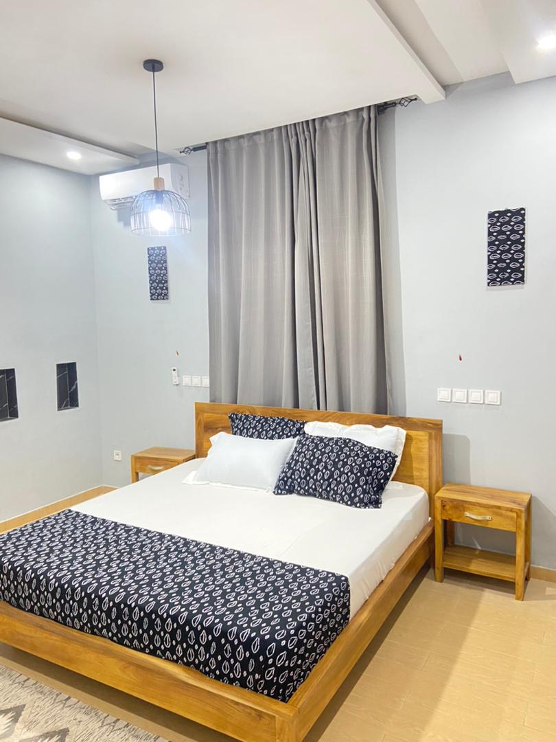 Villa meublée de 3 chambres à louer à Kpogan – 500000 FCFA/mois