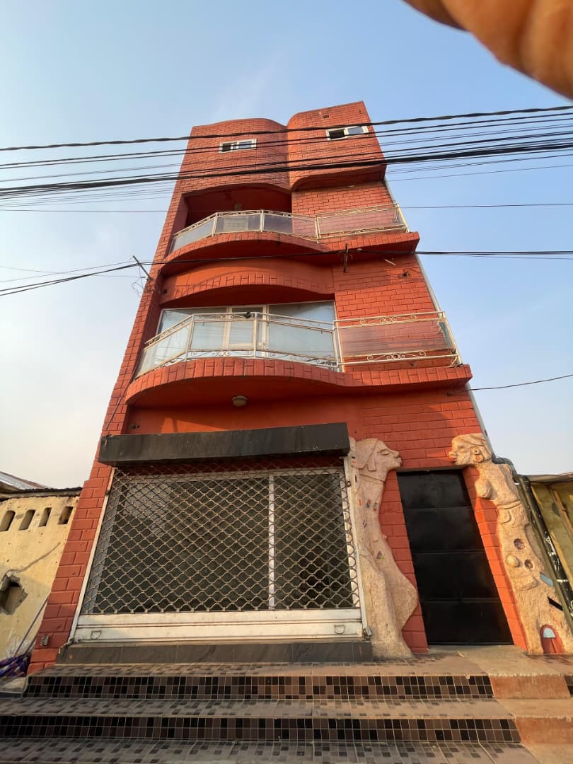 Boutique duplex à louer à Tokoin Séminaire au bord du goudron – 200 000 FCFA