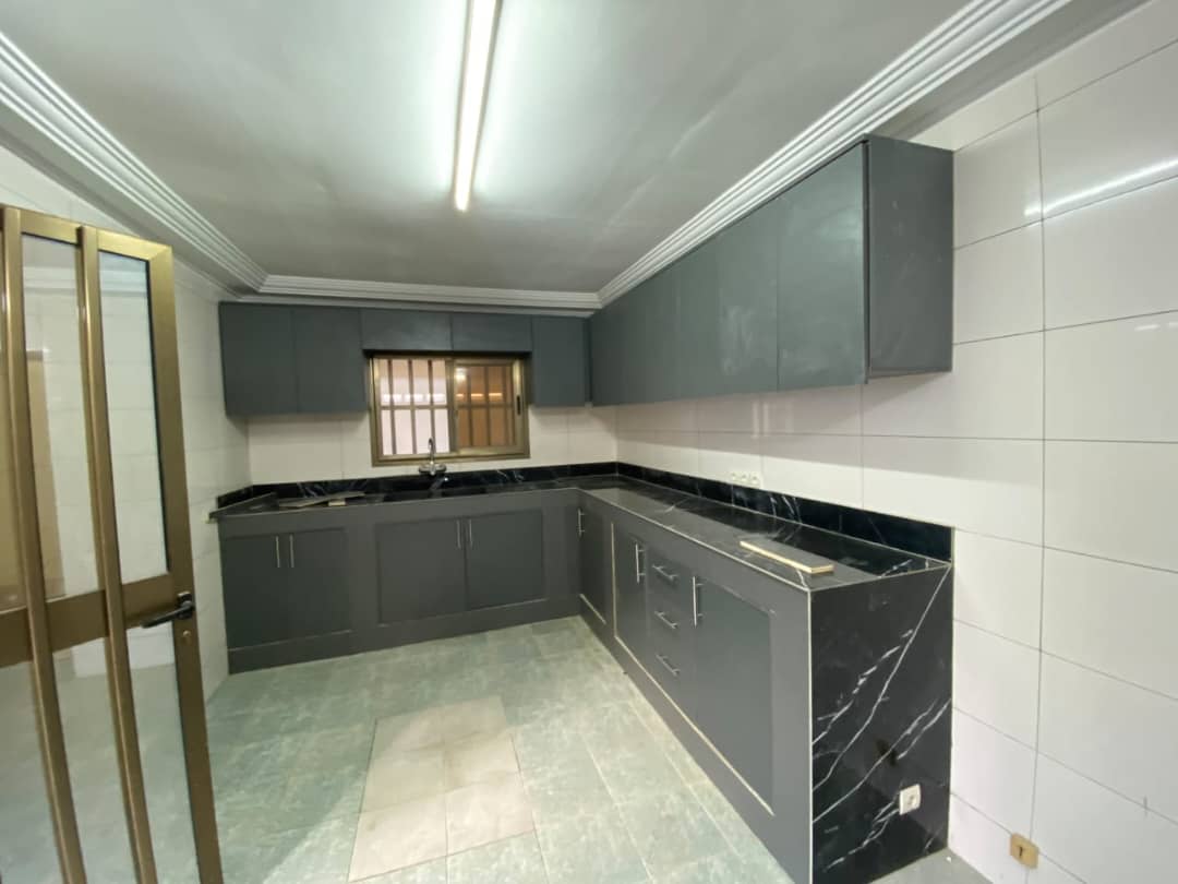 Boutique duplex chambre salon en location au bord du goudron à Tokoin Séminaire – 200.000 FCFA