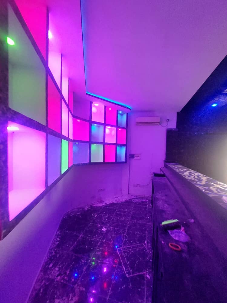 Grand hall avec cave, débarras et WC interne à louer à Zanguéra Maco - 200 000 FCFA
