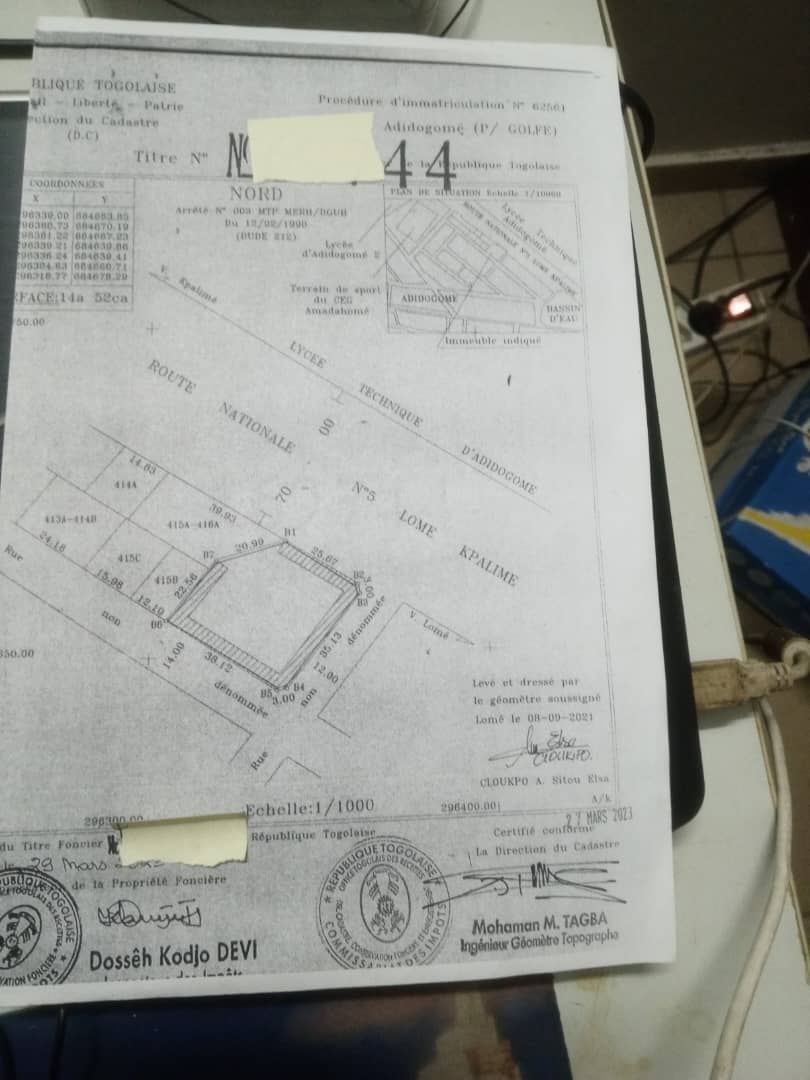 Terrain en angle de rue en vente en bordure du boulevard à Adidogomé – 400 millions FCFA