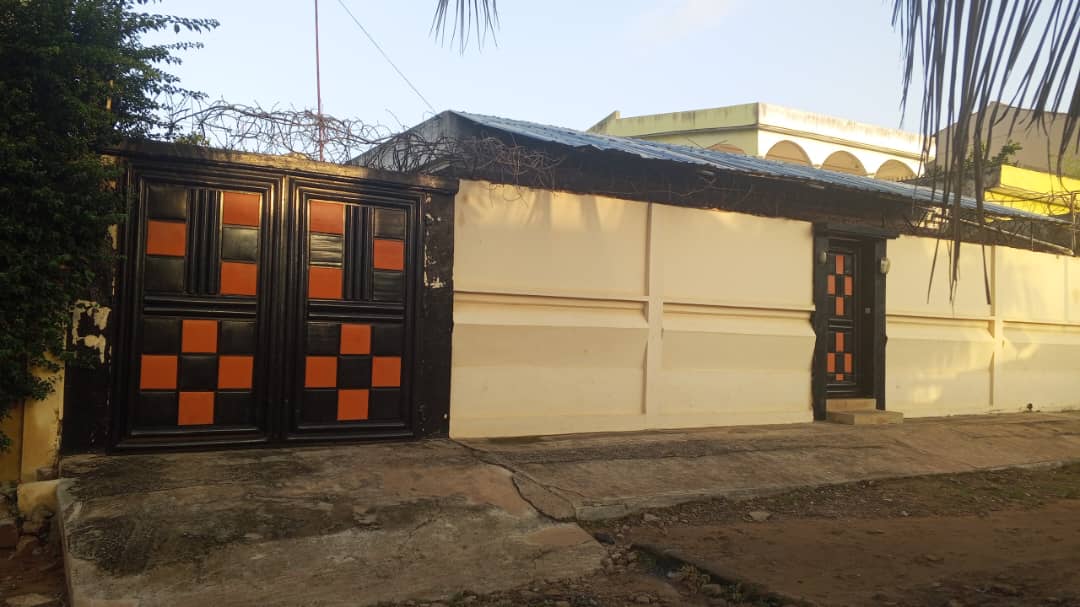 Demi lot de terrain cloturé à vendre à Agoe Sogbossito non loin du bar izis – 15 000 000 FCFA