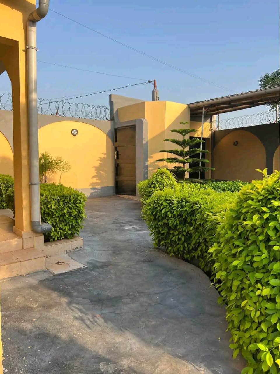 Maison sur 1 lot en vente à Segbé proche de la pharmacie Segbé – 35 millions FCFA