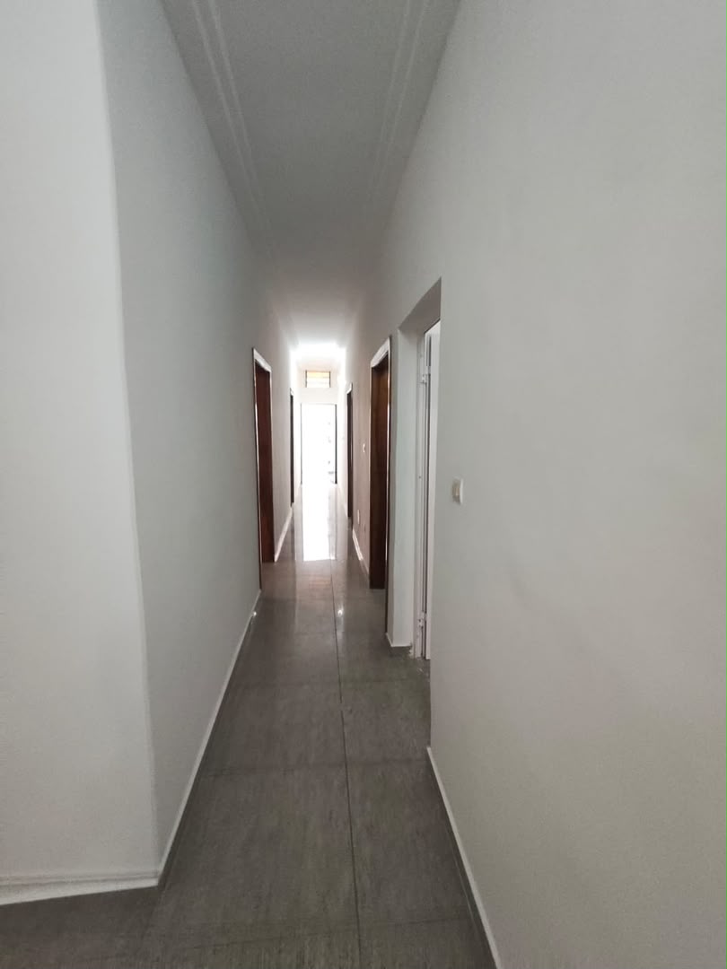 Cour unique de 4 chambres salon en location à Djidjolé Donou au bord du goudron – 350000 FCFA