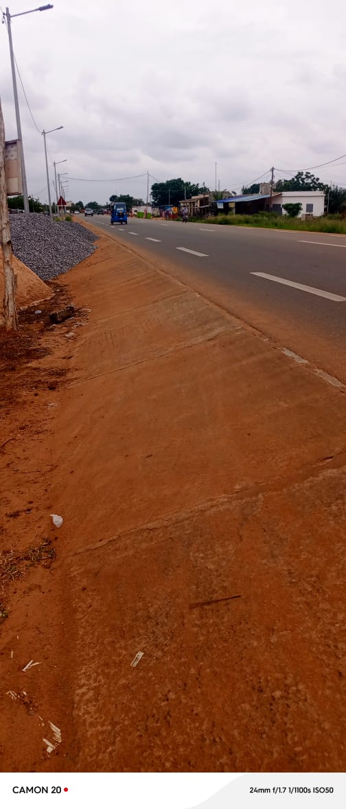 Terrain en vente en bordure du goudron RN3 à Djagblé Klobatémè – 20 millions FCFA l'unité