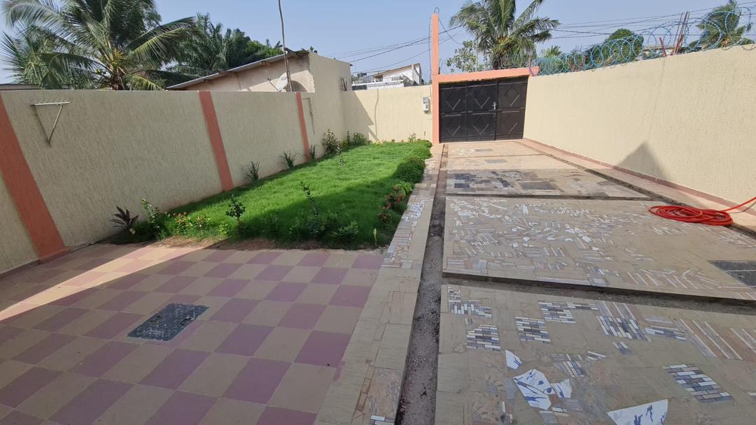 Hôtel R+2 en vente à Agoè Assiyéyé – 200 millions FCFA