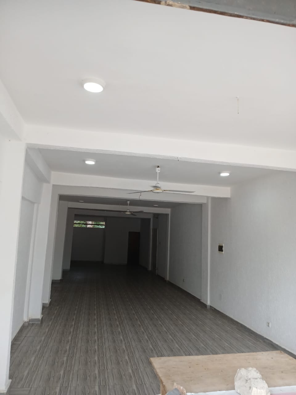 Boutique à louer en bordure de goudron à Totsi – 200 000 FCFA