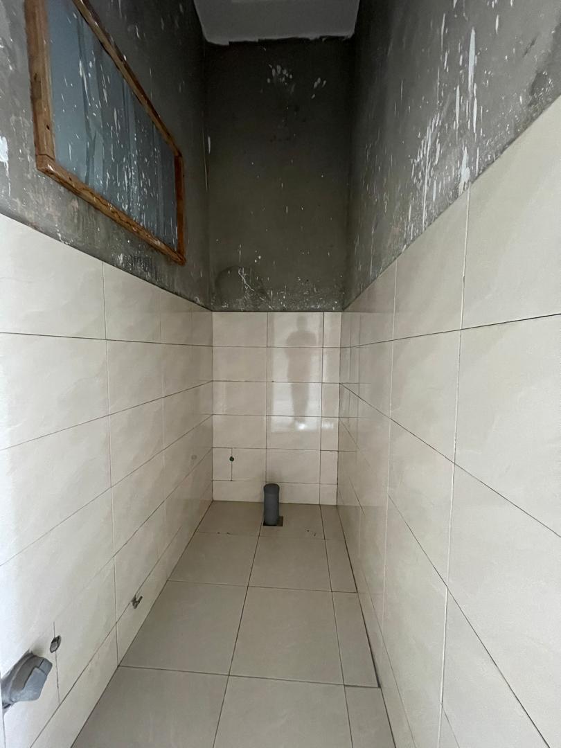 Boutique en location à Adéwui au bord des pavés – 80 000 FCFA