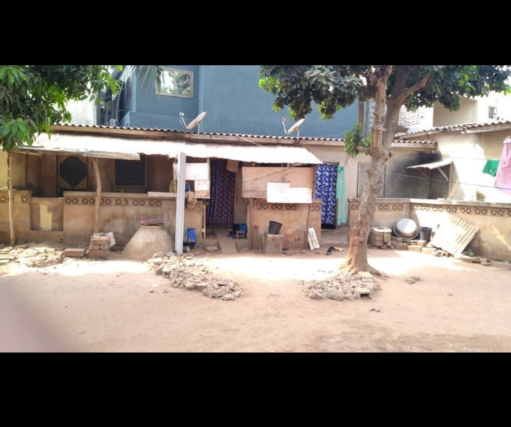 Maison de location sur 1 lot à vendre à Agoè Sogbossito proche du goudron – 25.000.000 FCFA