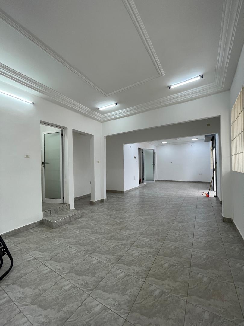 Boutique en location au bord des pavés à Adewui – 200 000 FCFA