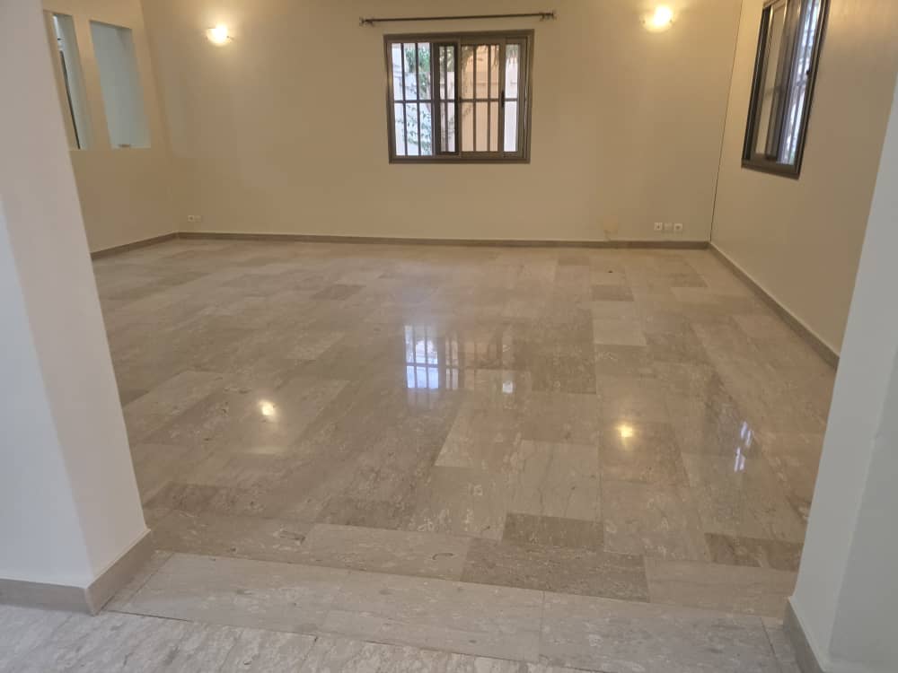 Villa duplex 4 chambres avec piscine en location à Cité Millenium – 1.500.000 FCFA
