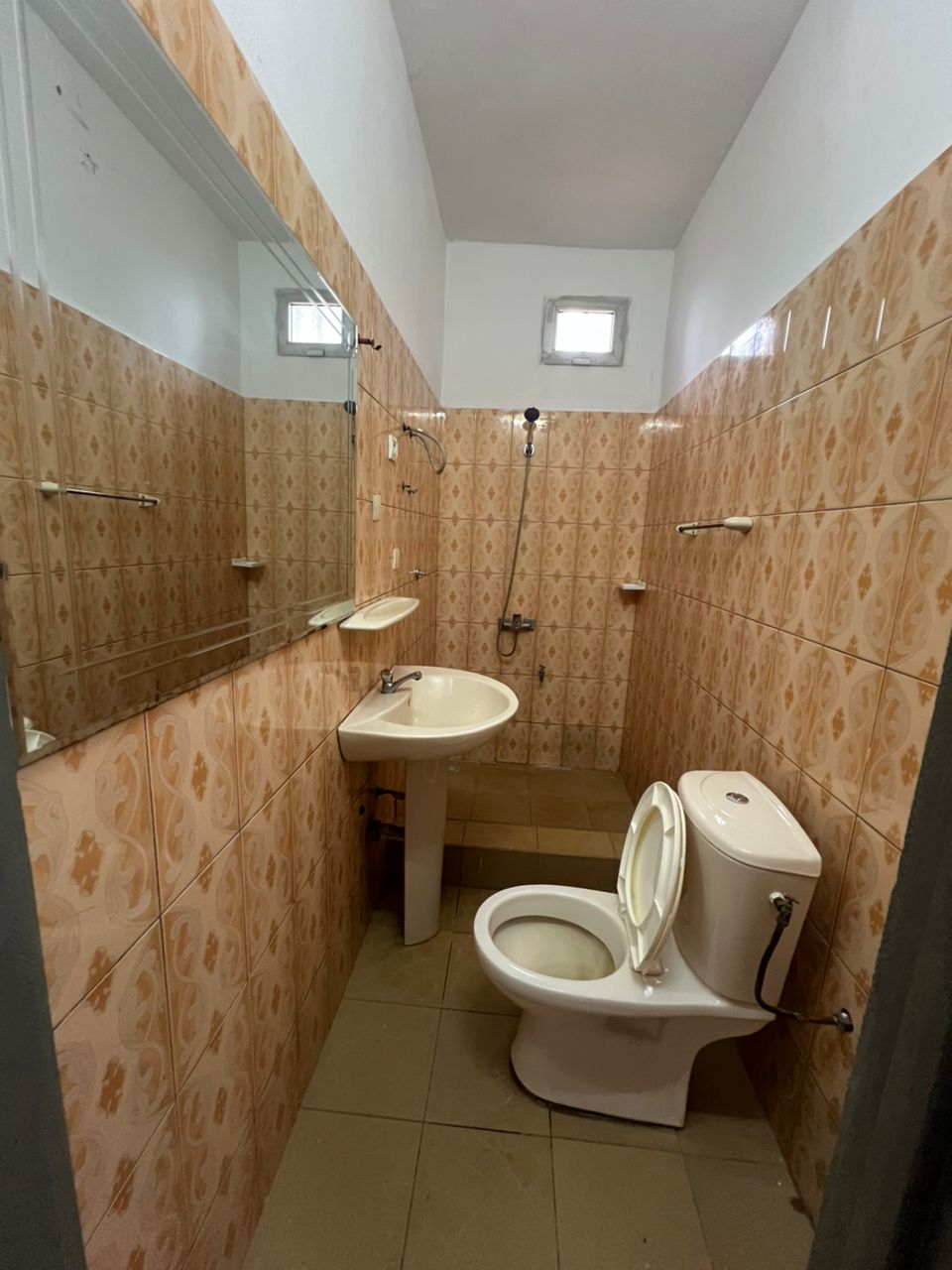 Appartement 4 chambres salon bureau en location à Attiégou près du marché – 200 mille FCFA