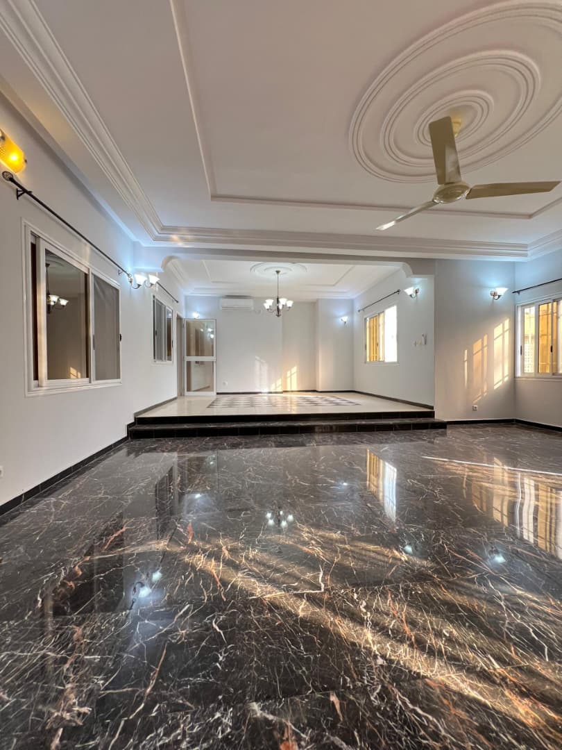 Villa 5 pieces en vente a Avenou a cote du restaurant Factory a 80 metres du goudron - 365000000 FCFA
