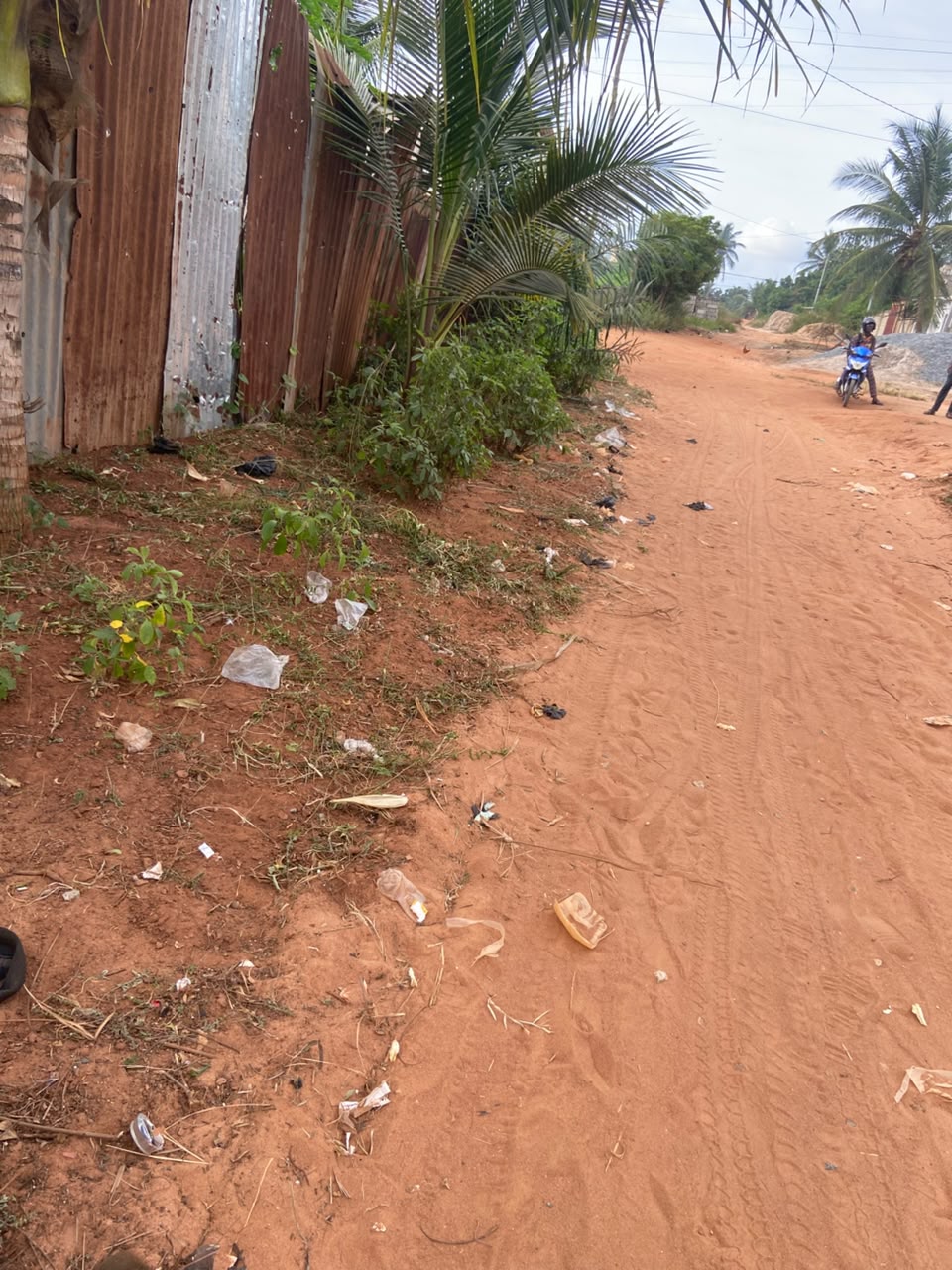 Terrain de 300 m² en vente à Akato derrière Candide – 8 millions FCFA