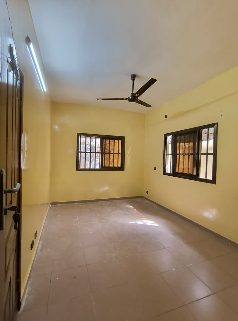 Villa basse 4 chambres à louer à Nyekonakpoè proche du goudron – 300 000 FCFA