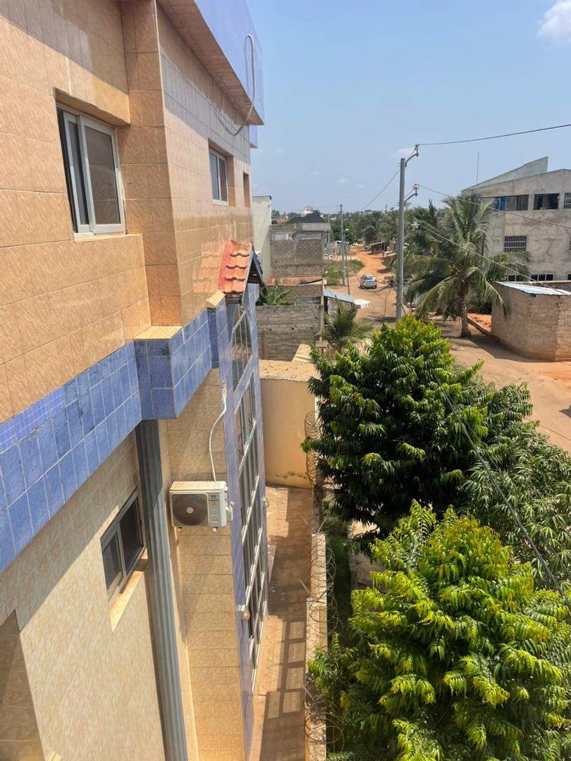 Immeuble de 6 chambres avec 2 salons à louer à Segbe Energuim à 400 m du goudron - 220 000 FCFA