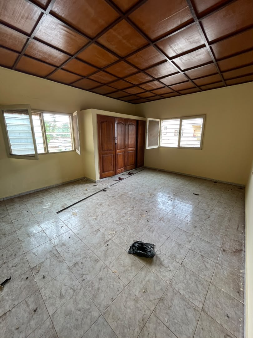 Appartement 2 chambres à louer en bordure de goudron à Agoè Assiyéyé – 110 000 FCFA/mois