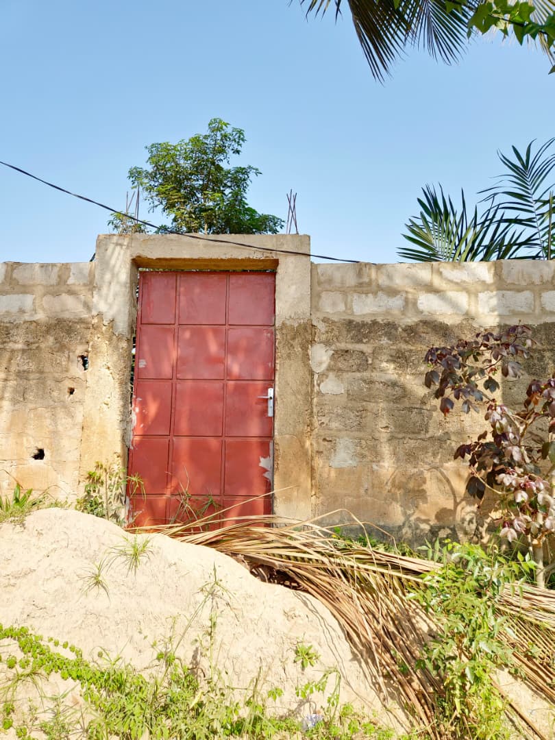 Terrain de 1 lot avec construction chambre salon et WC douche en vente à Agoè Sogbossito Somayaf, proche du goudron de contournement – 38 millions FCFA