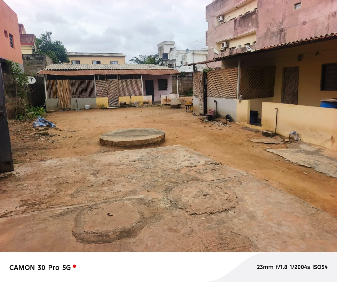 Immeuble hôtelier R+2 en vente à Agoè Assiyéyé – 200 millions FCFA