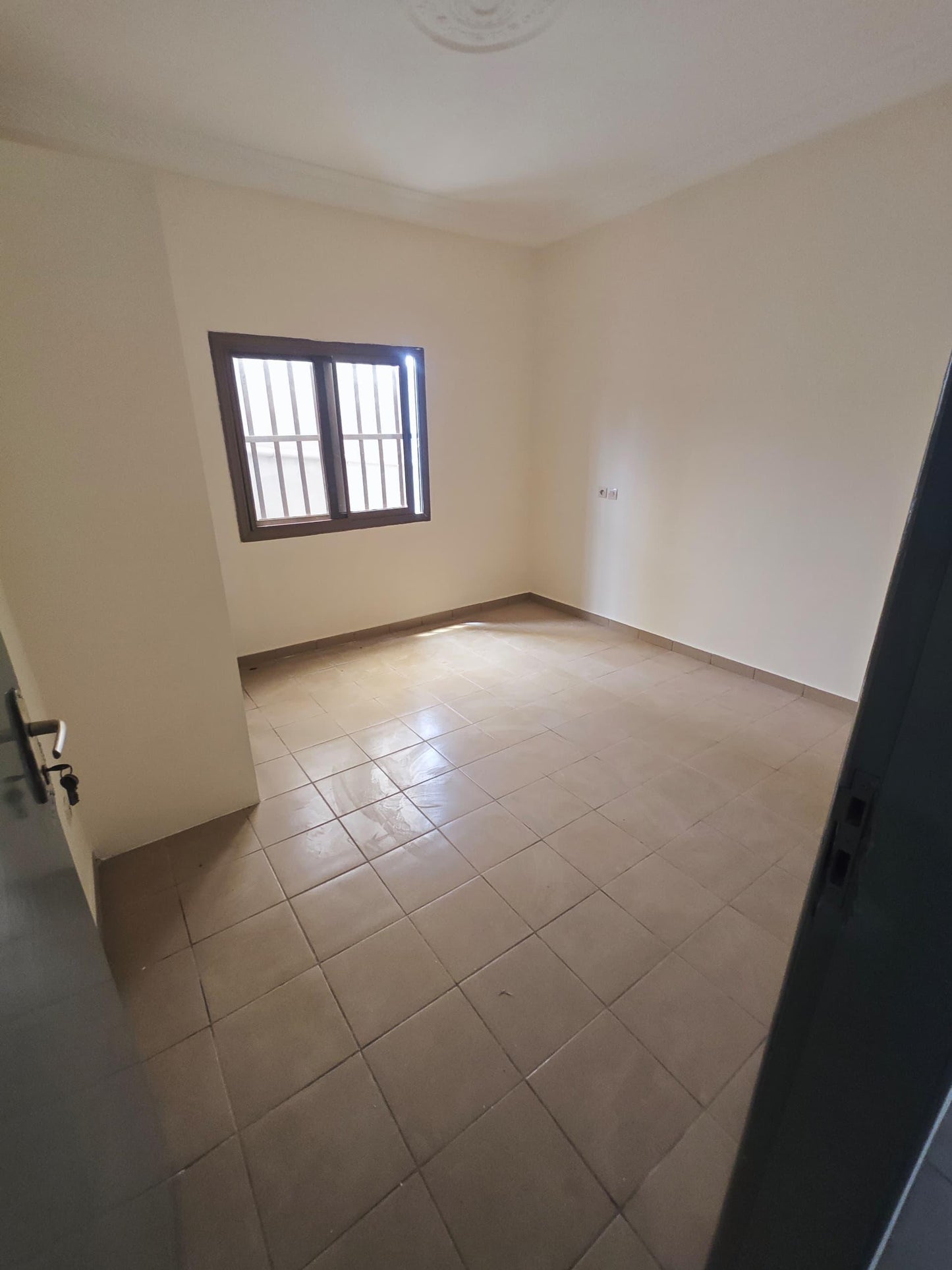 Appartement 3 chambres en location à Franciscain, proche du goudron – 200 000 FCFA