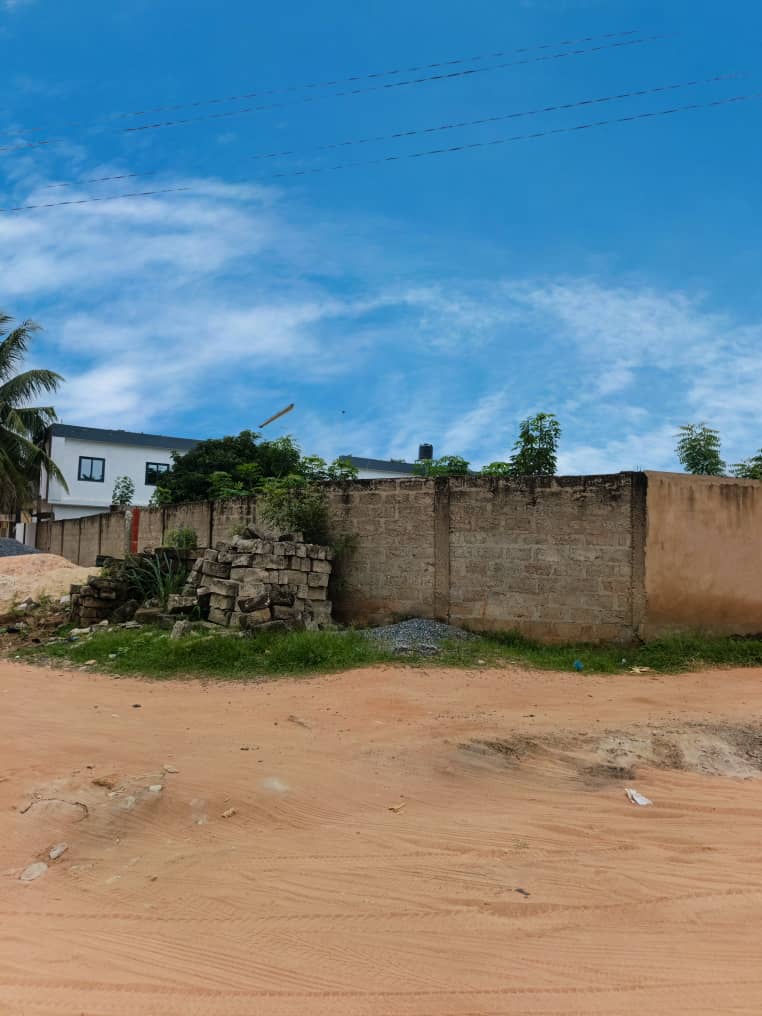 Terrain 1/2 lot en vente à Atilamonou proche du goudron Lomé-Kpalimé – 20 millions FCFA