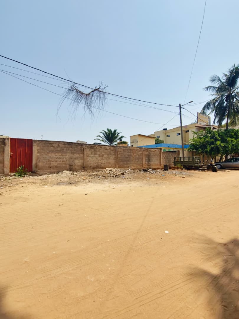 Terrain de 1229 m² en vente en angle de rue à Agoè Adidoadin – 160 millions FCFA
