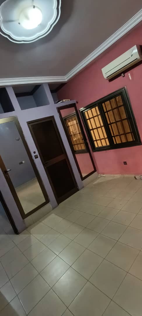 Villa duplex 6 chambres à louer à Totsi Église Catholique – 500000 FCFA