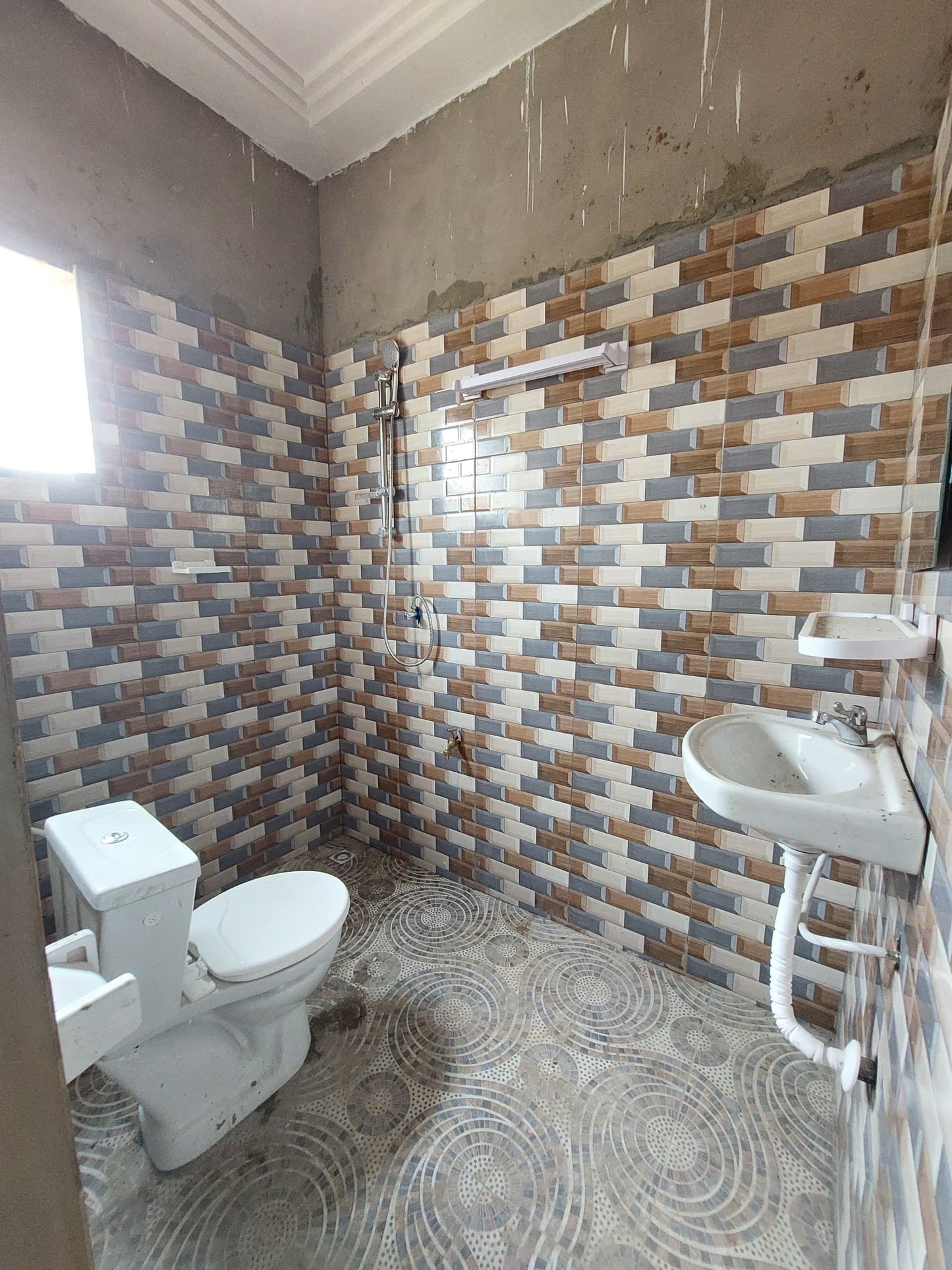 Chambre salon wc douche interne cuisine à louer à Agoé Demakpoe – 60 000 FCFA