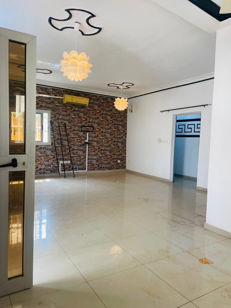 Cour de 2 chambres salon à louer à Adidogomé Aménome – 130 000 FCFA