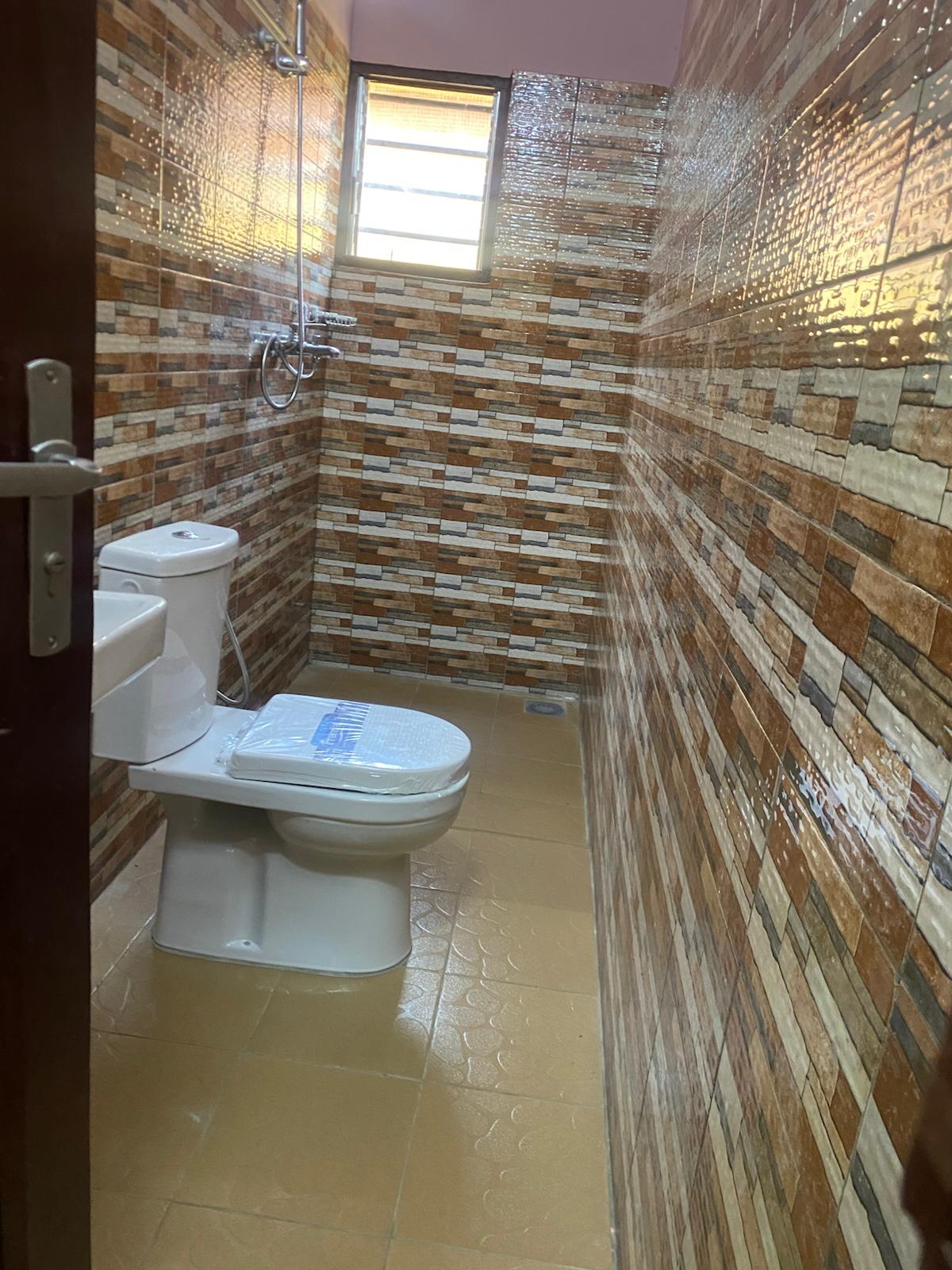 Maison 3 chambres salon rénovée à louer à Tokoin Soted – 200 000 FCFA