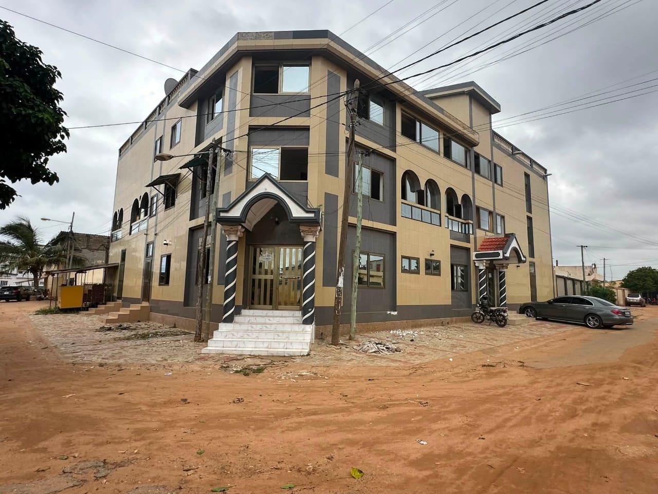Hotel de 36 chambres et 8 appartements en vente sur 1 lot a Nukafu – 400 millions FCFA