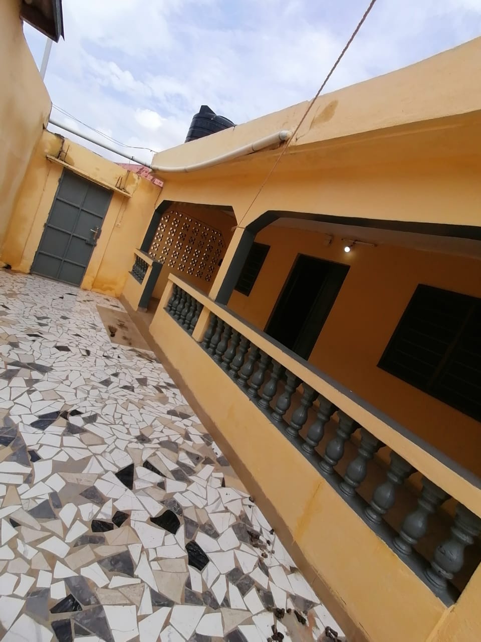 Terrain de 1 lot en vente à Adidogome CEG proche du goudron – 50 millions FCFA