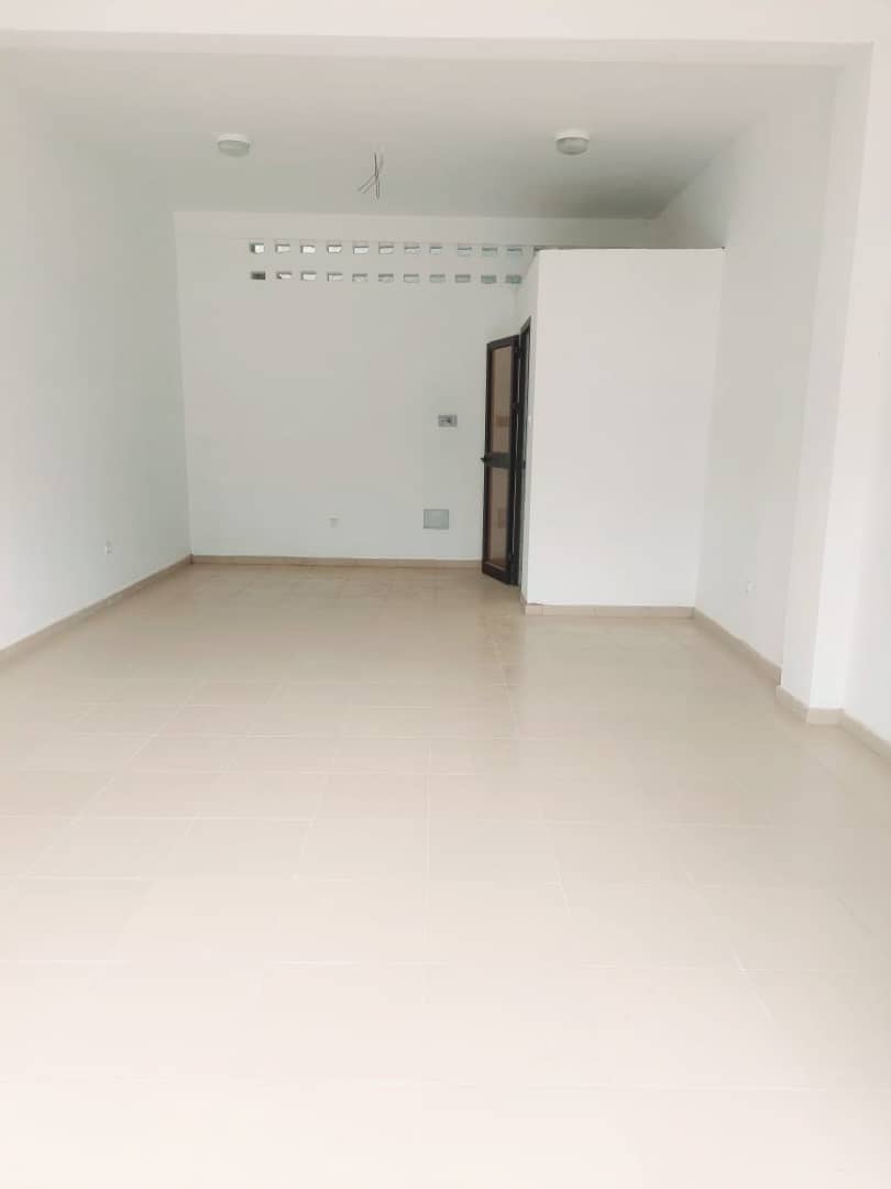 Large boutique à louer à Agoè Assiyéyé proche du goudron – 100 000 FCFA