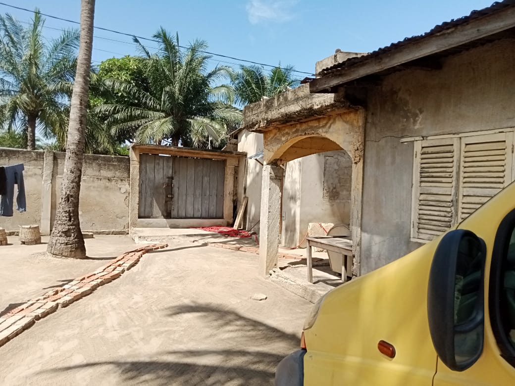 Terrain de 300 m² avec construction 3 chambres à Nyekonakpoè – 50 millions FCFA