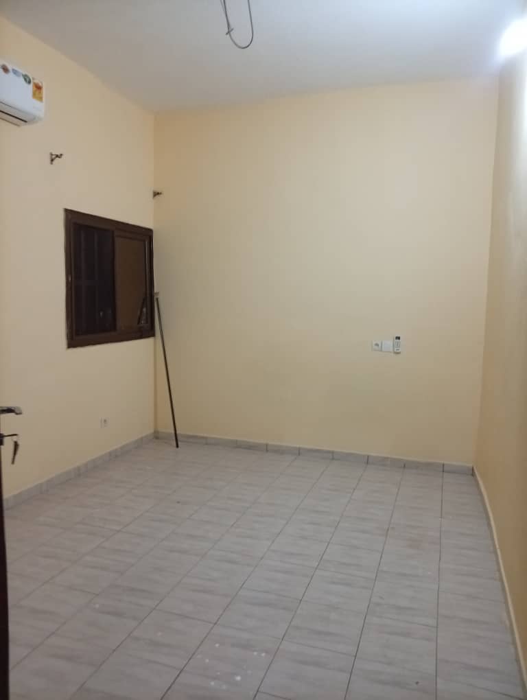 Appartement de 2 chambres à louer à Léo 2000 – 70 000 FCFA