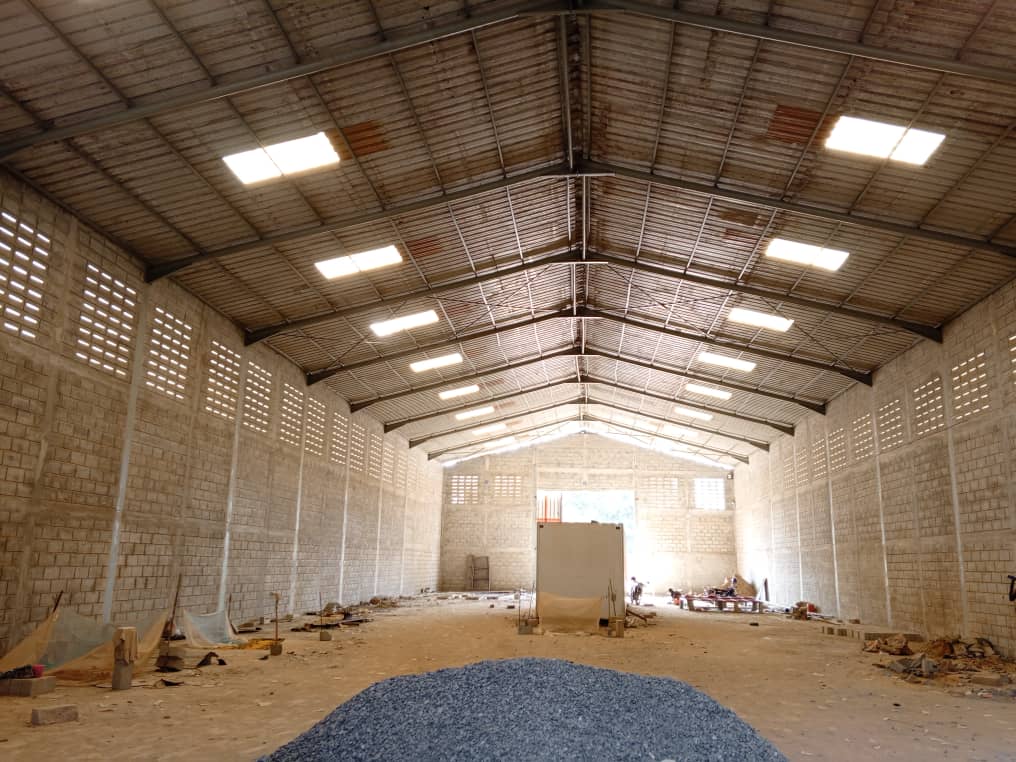 Entrepôt 432 m² en location à Baguida – 2 millions FCFA par mois