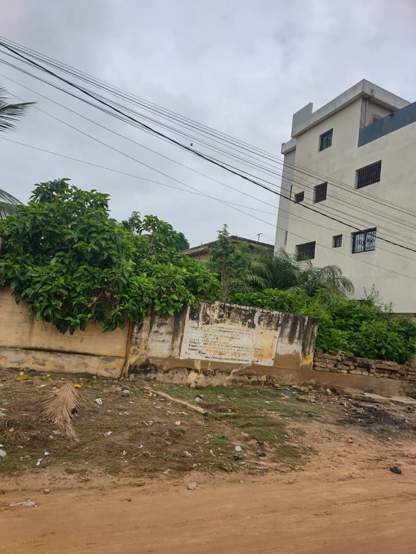 Terrain 1 lot en vente à Atikoumé – 70 000 000 FCFA
