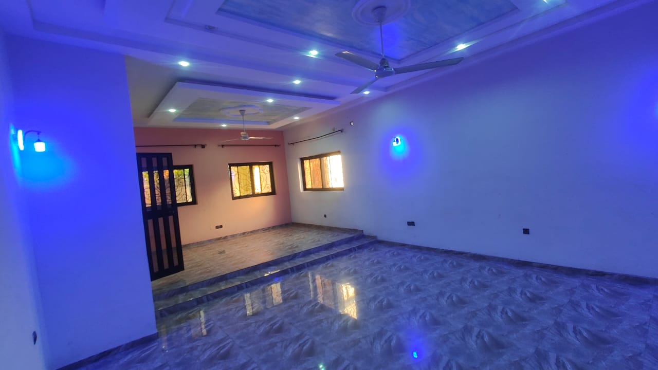 Villa 4 chambres à louer à Akato – 200 000 FCFA