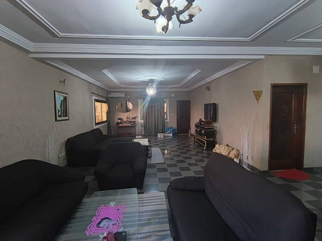 Villa R+2 à louer à Avenou