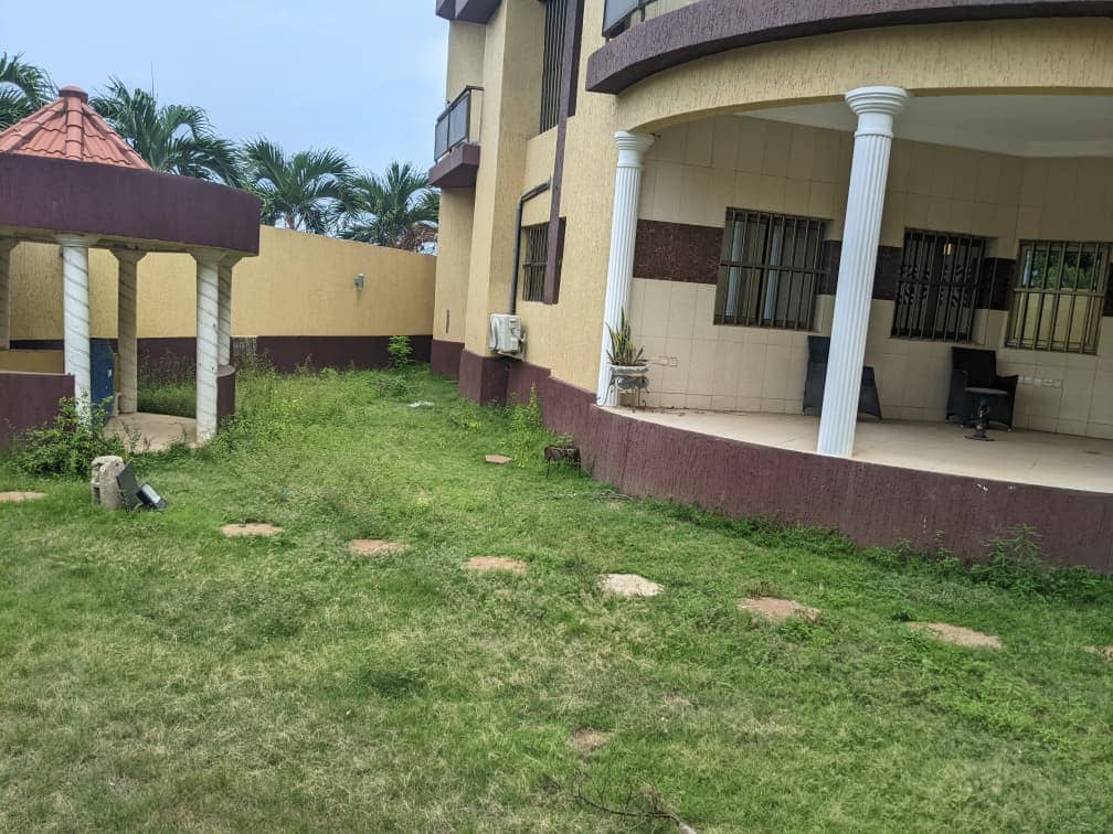 Villa 6 chambres en location à 200m du goudron à Tokoin – 750 000 FCFA