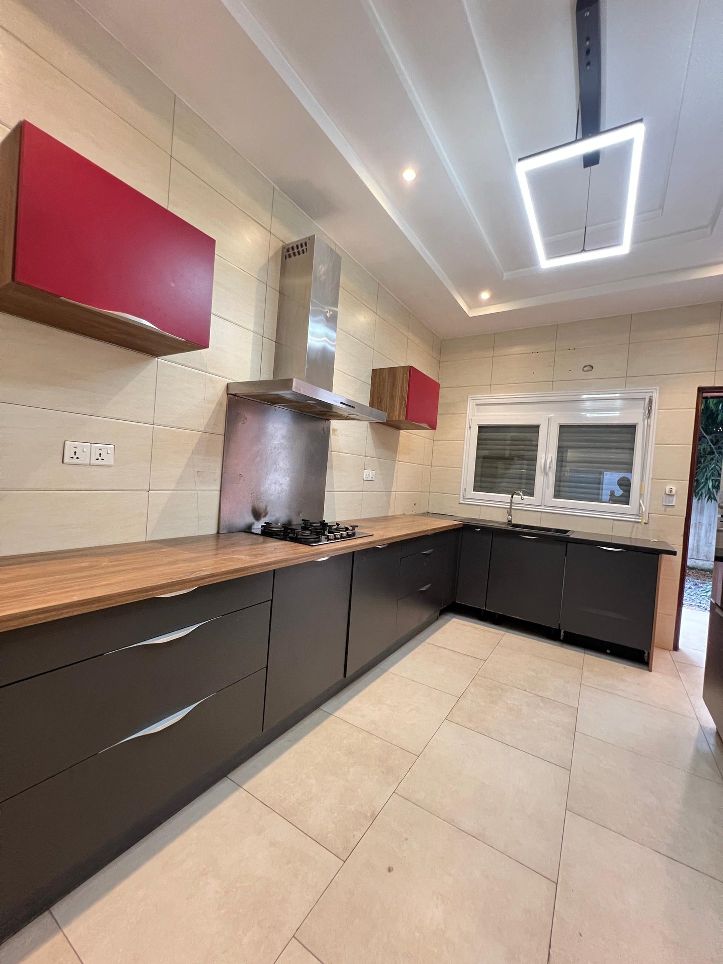 Villa duplex 4 chambres à louer avec jardin et piscine à Nukafu Cerfer non loin de China Mall – 1.800.000 FCFA