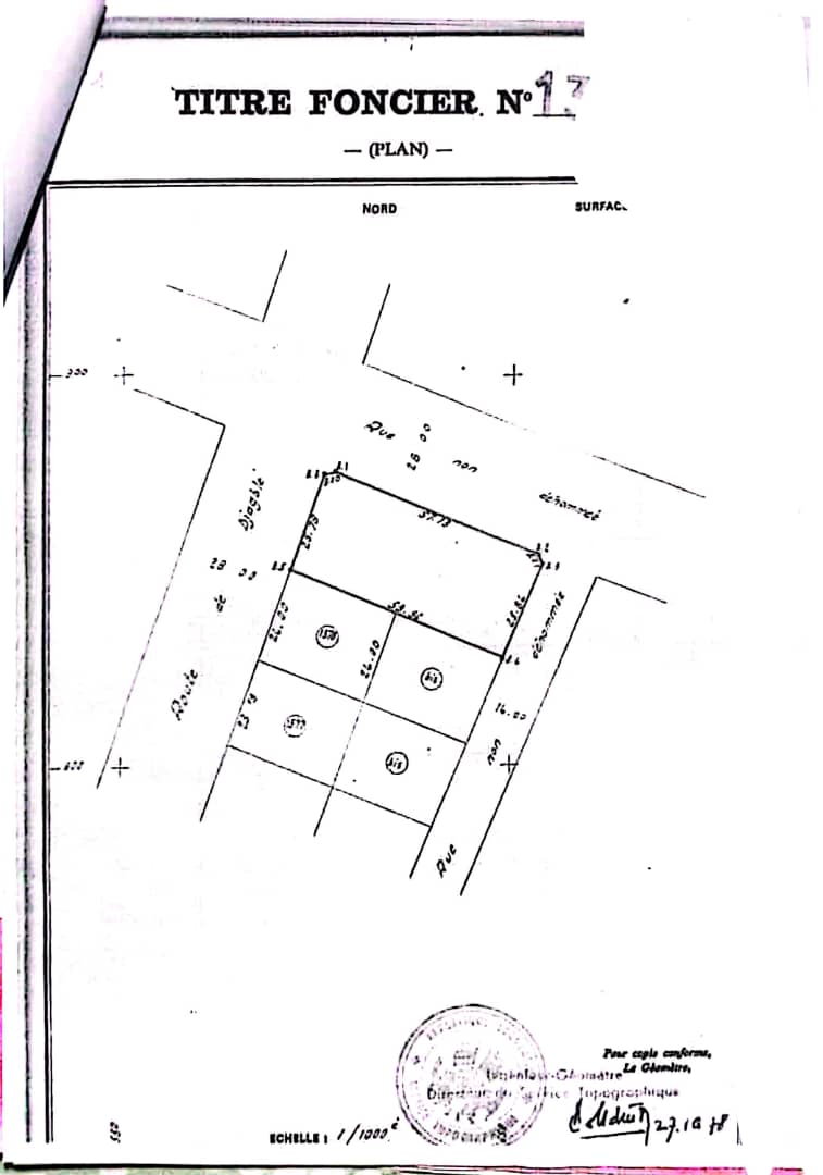 Maison d'un demi-lot en vente à Agoè Main 2 Dieu, angle de rues, proche de la grande voie – 28 millions FCFA