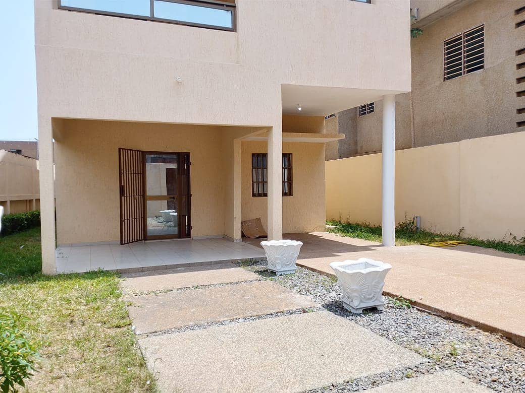 Villa duplex 4 chambres à louer à Soviépé – 350 000 FCFA
