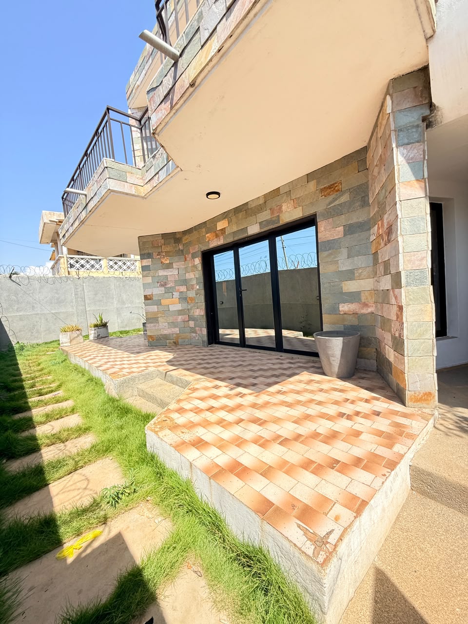 Villa 6 chambres à louer à Nyekonakpoé – 800 000 FCFA