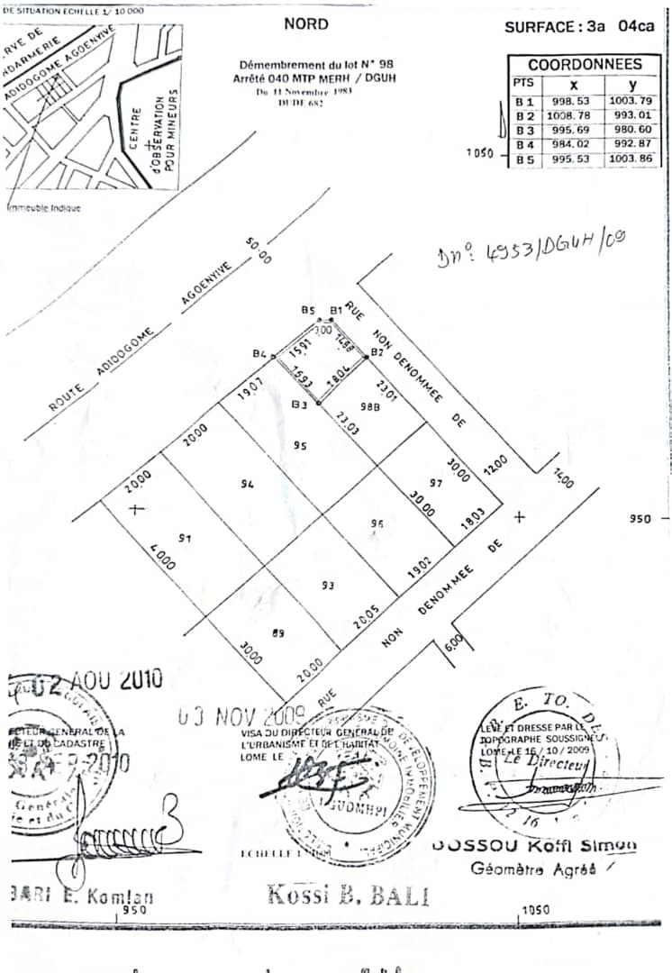 Terrain d'un demi-lot en vente en angle de rue au bord du goudron à Agoé Cacavéli – 55 millions FCFA