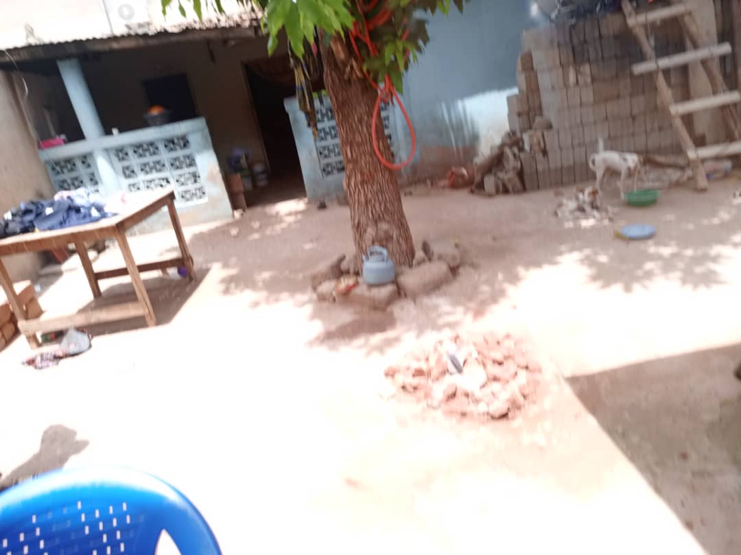 Maison semi-dallé sur ancien quart de lot (160m2) en vente à Agoe Minamadou – 20 millions FCFA