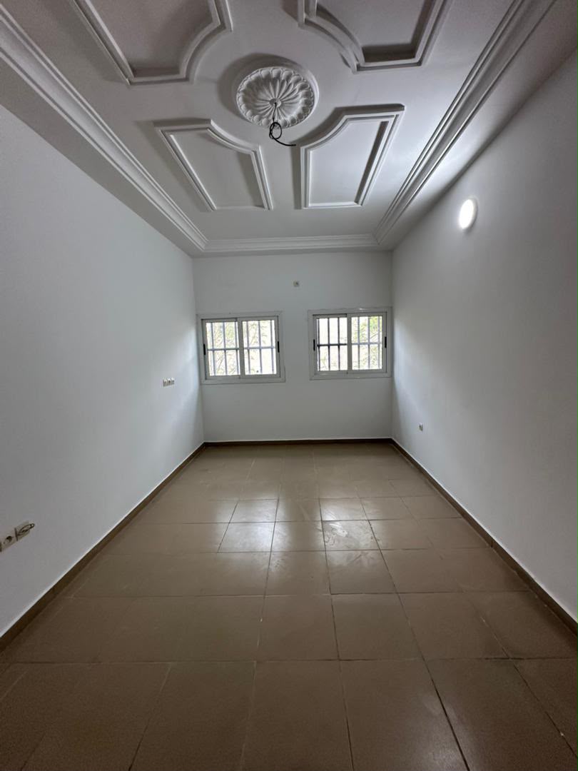 Appartement 2 chambres salon à louer à côté de deux lions – 120 000 FCFA