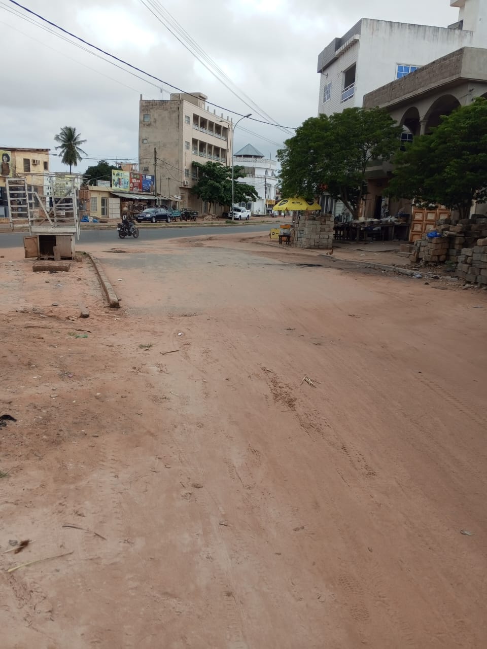 Terrain demi-lot avec 2 boutiques en vente à Avedji Limousine – 45 millions FCFA
