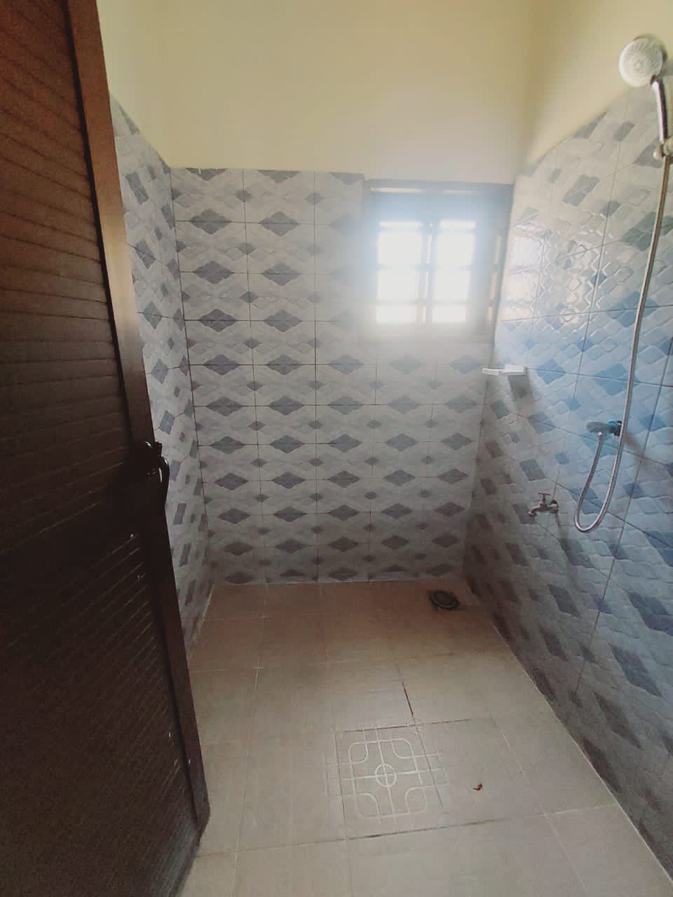 Villa cour unique 4 chambres à louer à Avédji Adroukpape, bord du goudron – 250000 FCFA