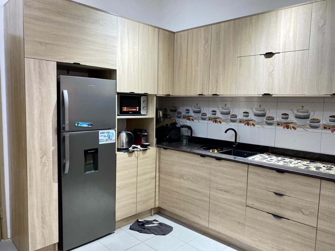 Appartement meublé 3 chambres à louer à Léo 2000 au bord du goudron (voie limousine - Agoè) – 600 000 FCFA